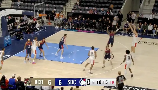 杨瀚森开局篮下连续两攻打进，随后空位三分再投进连拿7分